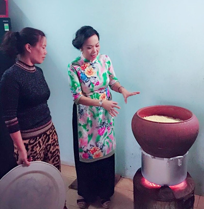 Chị Mây (bên trái) đang chia sẻ cách đồ xôi với một vị khách ở nước ngoài về Việt Nam.