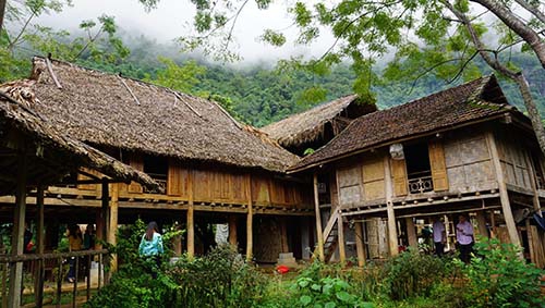 Những nếp nhà sàn cổ của cộng đồng người Thái trong Khu bảo tồn thiên nhiên Pù Luông. Ảnh: Lê Hoàng.