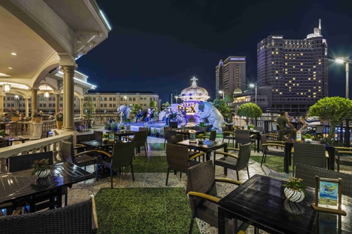 Nằm tại tầng thượng khách sạn Rex Sài Gòn, Rooftop Garden Bar sở hữu hai góc nhìn về phố đi bộ Nguyễn Huệ và sông Sài Gòn. Tại đây, thực khách sẽ dễ dàng cảm nhận nhịp sống sôi động ở bên dưới, nhưng vẫn giữ sự riêng tư, tách biệt thoải mái.