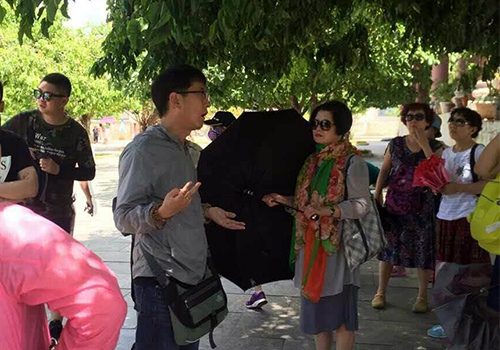 Hướng dẫn viên Trung Quốc (người đưa tay nói) bị ghi hình đang dẫn đoàn, xuyên tạc lịch sử tại chùa Linh Ứng hồi năm 2016.