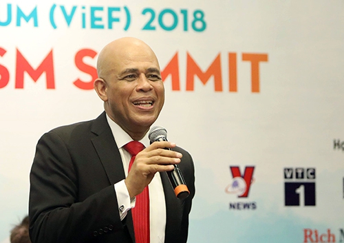 Cựu Tổng thống Michel Martelly phát biểu trong buổi giao lưu với các khách mời tại Diễn đàn Cấp cao Du lịch Việt Nam 2018. Ảnh: Ngọc Thành.